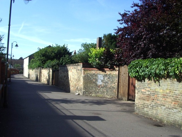 Entrance to Millers Court Jun 2009.jpg